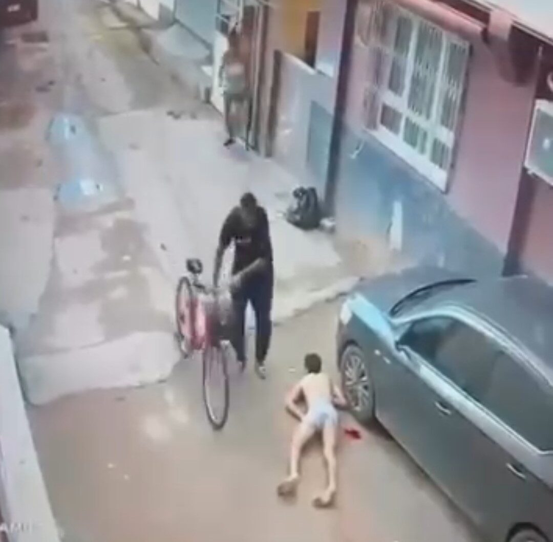 Adana’da Kız Kardeşiyle Yakın İlişki Yaşayan Şahsı Sokak Ortasında Bıçaklayarak Öldüren Kardeşin Güvenlik Kamerası Görüntüleri Ortaya Çıktı