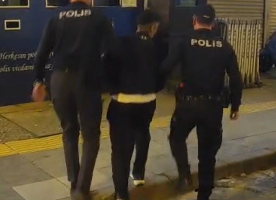 İzmir'in Konak ilçesinde yapılan GBT kontrolünde, 16 yaşındaki A.G.'nin toplam