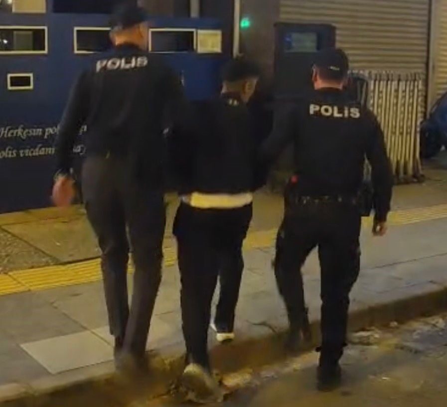 İzmir’de Yapılan Kontrol Sonrası 16 Yaşındaki Şüpheli, 50 Yıl Hapis Cezası ile Tutuklandı