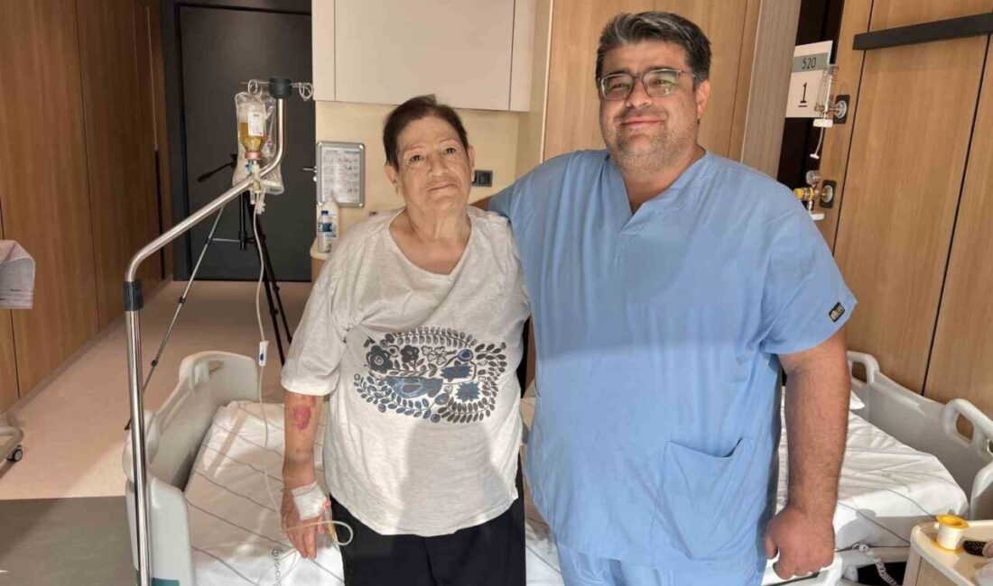 Kahramanmaraş’ta 74 Yaşındaki Kadın, Omurga Kırığı Ameliyatının Ardından Yeniden Yürümeye Başladı Kahramanmaraş'ta 74 yaşındaki Hüsne Deligönül, omurga kırığı nedeniyle HG Hospital'da