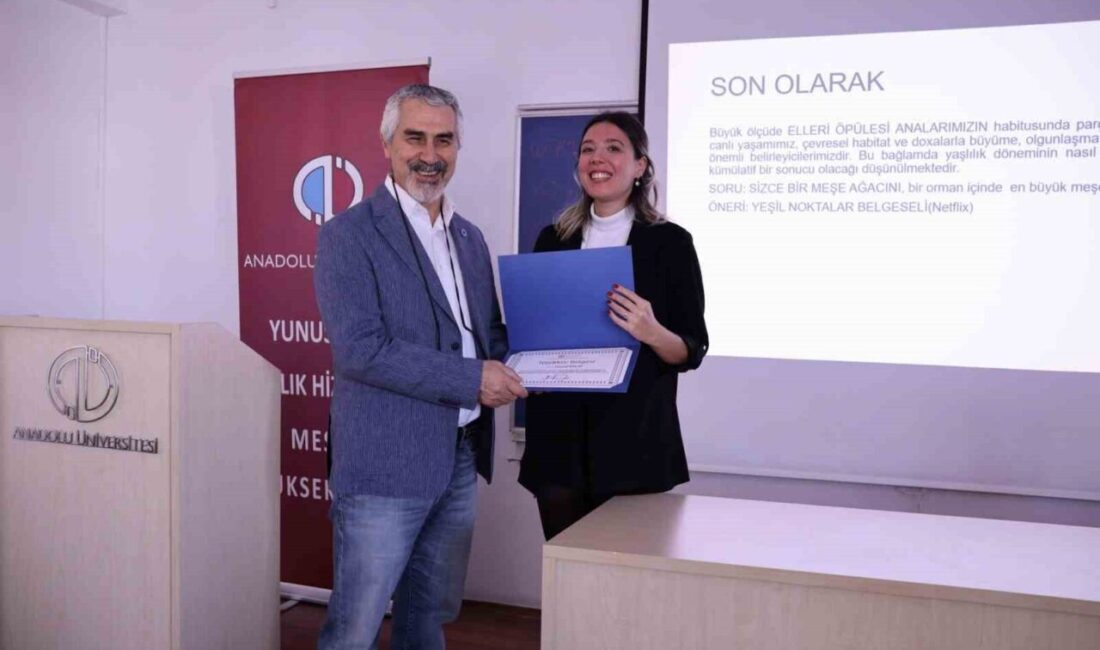 Anadolu Üniversitesi'nde düzenlenen "Yaşlılıkta Egzersiz ve Kronik Hastalıklar" konferansında Dr.