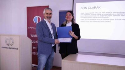 Anadolu Üniversitesi'nde düzenlenen "Yaşlılıkta Egzersiz ve Kronik Hastalıklar" konferansında Dr.
