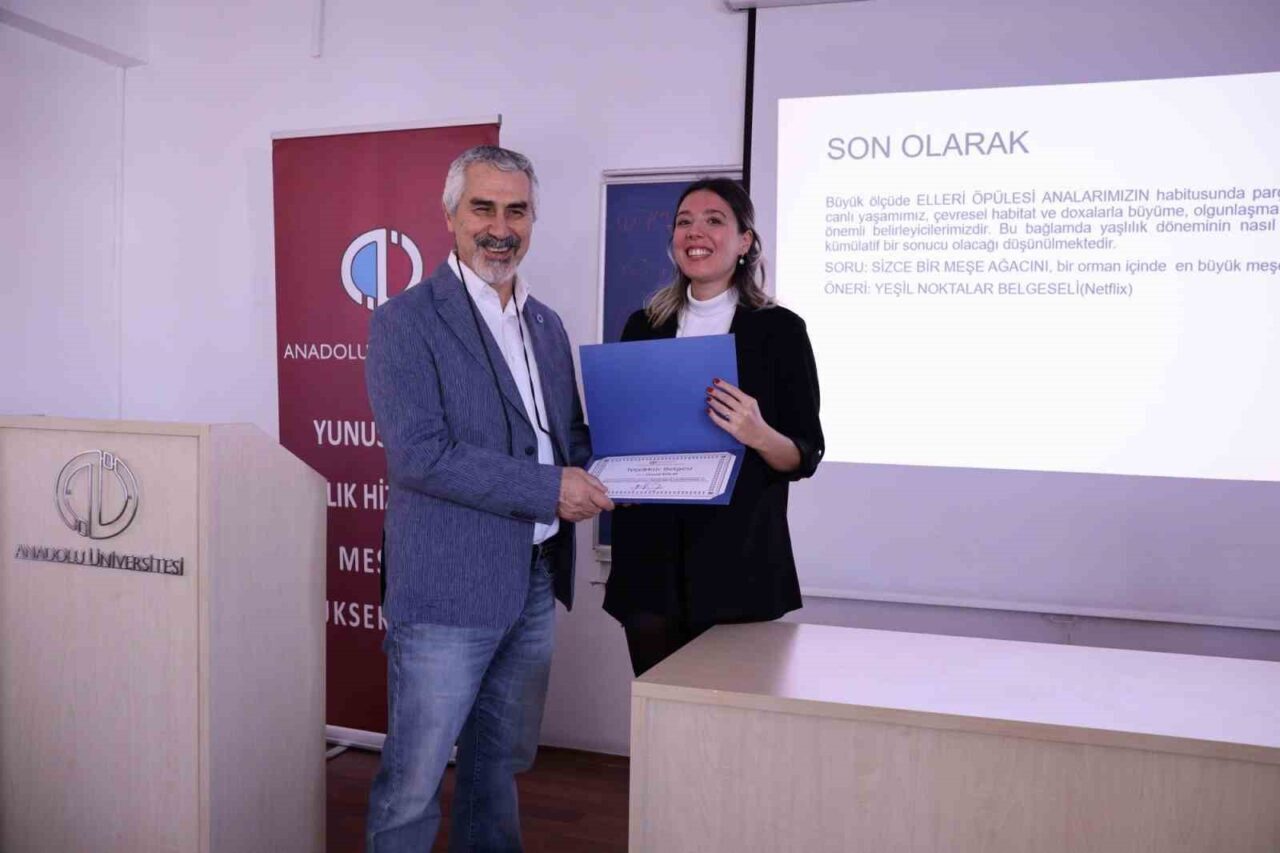 Anadolu Üniversitesi'nde düzenlenen "Yaşlılıkta Egzersiz ve Kronik Hastalıklar" konferansında Dr.