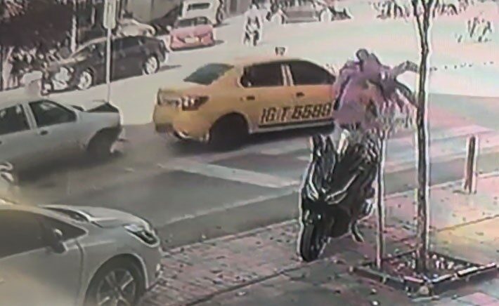 Bursa'nın İnegöl ilçesinde, yaya geçidinde annesi Merve A. ve 2