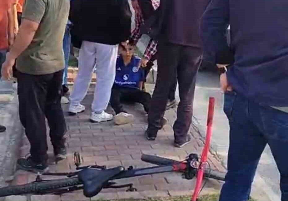 Manavgat’ta Yaya Geçidinde Bisikletle Geçmeye Çalışan 11 Yaşındaki Çocuk Otomobil Çarpması Sonucu Yaralandı Antalya'nın Manavgat ilçesinde bisikletli 11 yaşındaki Geylani Kaya, yaya geçidinden
