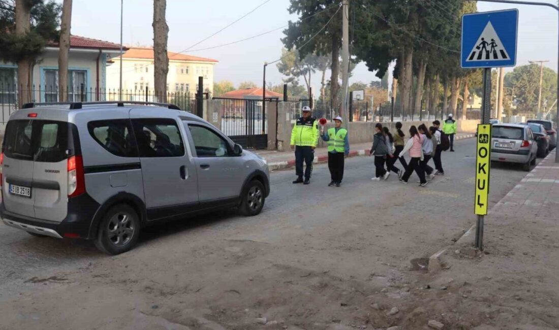 Manisa’da Jandarma Trafik Ekipleri, Okul Önlerinde Yaya Geçidi Denetimi Gerçekleştirdi Manisa'da İl Jandarma Komutanlığı, 'Öncelik hayatın, öncelik yayanın' sloganıyla yaya