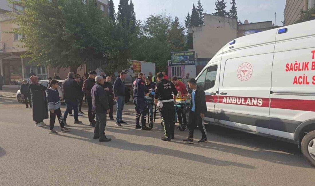 Gaziantep'in İslahiye ilçesinde, yayaya yol vermek için duran minibüse arkadan