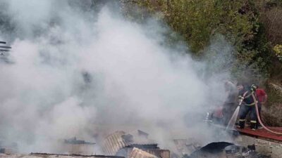 Hatay'ın Yayladağı ilçesinde, metruk bir binada çıkan yangın, itfaiye ekiplerinin