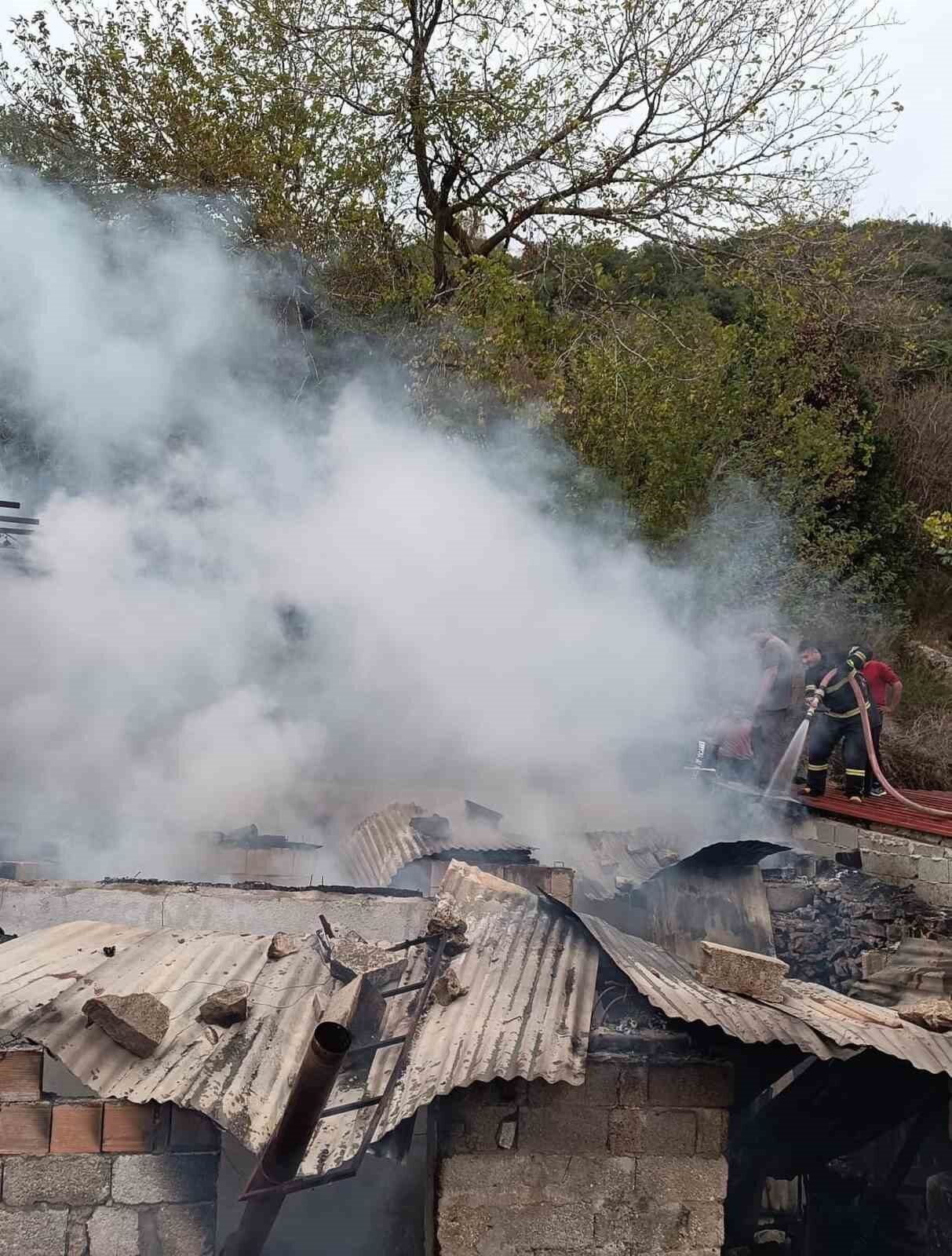 Hatay'ın Yayladağı ilçesinde, metruk bir binada çıkan yangın, itfaiye ekiplerinin