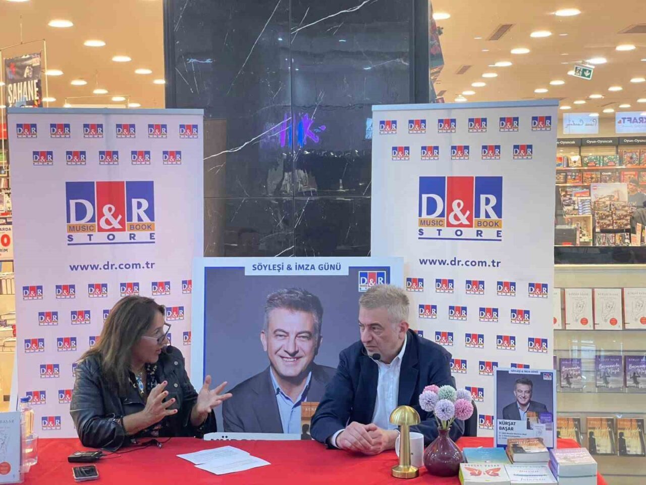 Kürşat Başar, yeni kitabı için Mardian Mall'de düzenlenen imza günü