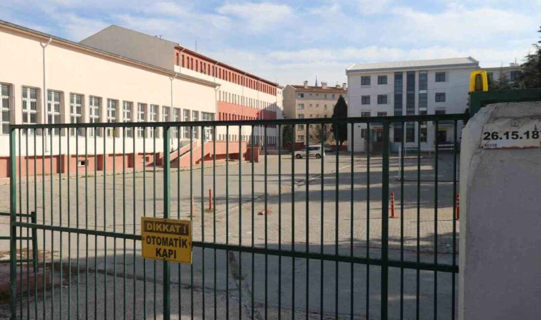 Eskişehir’de gıda zehirlenmesi şüphesiyle hastaneye kaldırılan lise öğrencisi taburcu oldu. Eskişehir'de Şehit Murat Tuzsuz Mesleki ve Teknik Anadolu Lisesi'nde öğrenim