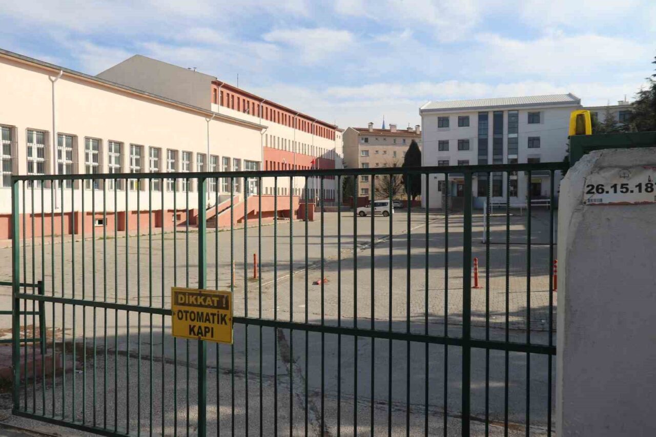 Eskişehir'de Şehit Murat Tuzsuz Mesleki ve Teknik Anadolu Lisesi'nde öğrenim