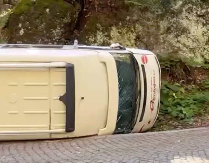 Bolu'daki Yedigöller Milli Parkı'nda, yolcu taşımadan geri dönen bir minibüs