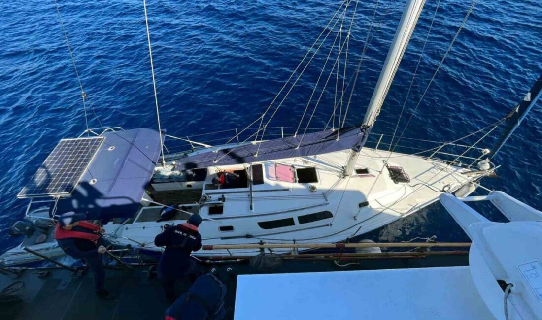 Muğla'nın Datça açıklarında yapılan bir operasyonda, yelkenli bir teknede 5