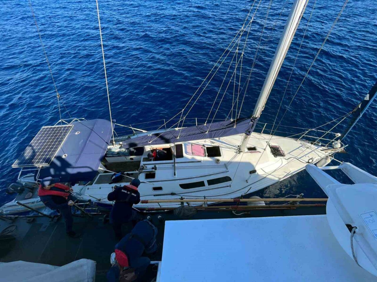 Muğla'nın Datça açıklarında yapılan bir operasyonda, yelkenli bir teknede 5