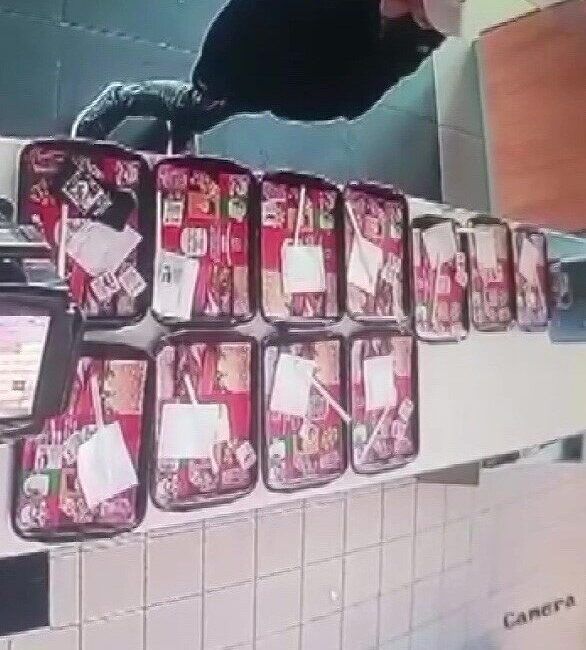 Adana'nın Çukurova ilçesindeki bir restoranda, kasadaki yemek tepsisinde unutulan cep