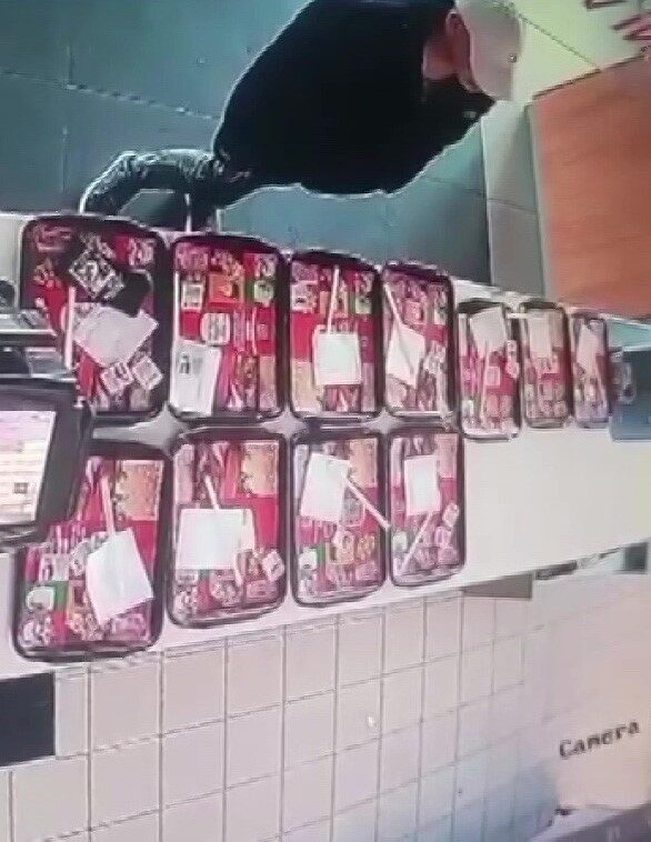 Adana'nın Çukurova ilçesindeki bir restoranda, kasadaki yemek tepsisinde unutulan cep