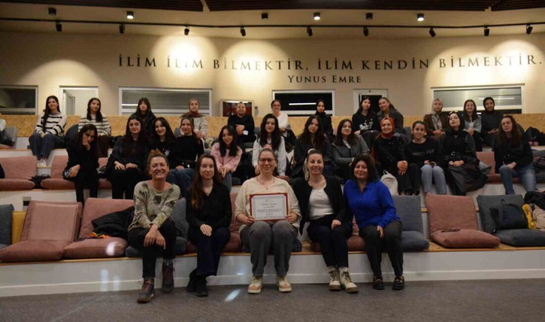 Anadolu Üniversitesi'nde gerçekleştirilen "Waldorf Eğitimi" seminerinde Bengü Biricik, Waldorf eğitim