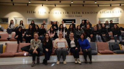 Anadolu Üniversitesi, "Waldorf Eğitimi" seminerini Bengü Biricik'in katılımıyla düzenledi. Katılımcılar