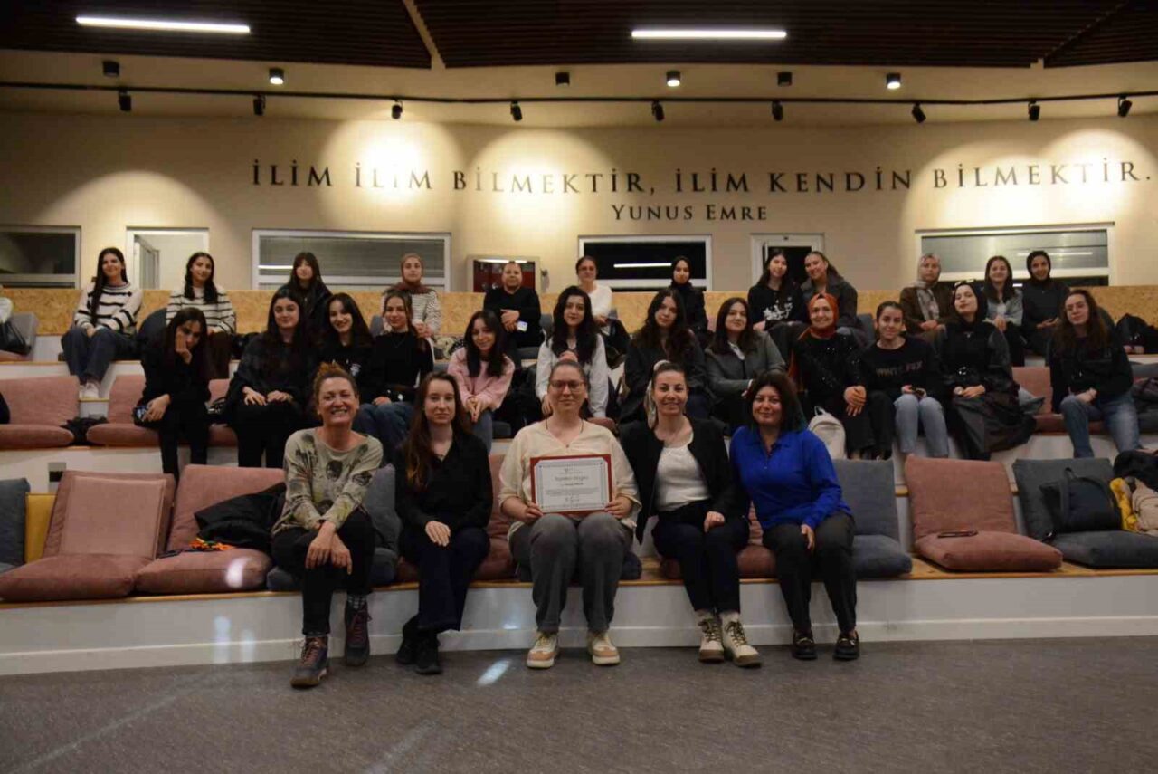 Anadolu Üniversitesi, "Waldorf Eğitimi" seminerini Bengü Biricik'in katılımıyla düzenledi. Katılımcılar