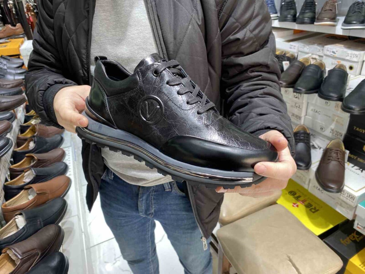 Eskişehir Ayakkabıcılar Odası'nın eski başkanı Nejat Madenoğlu, tüketicilere kusurlu ayakkabı