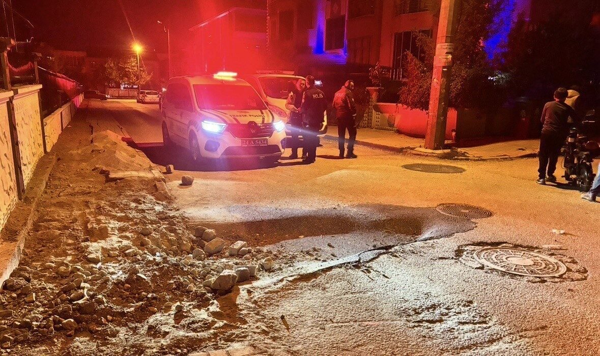 Erzincan Cumhuriyet Mahallesi'nde yeni asfaltlanan yolda meydana gelen göçük, elektrikli