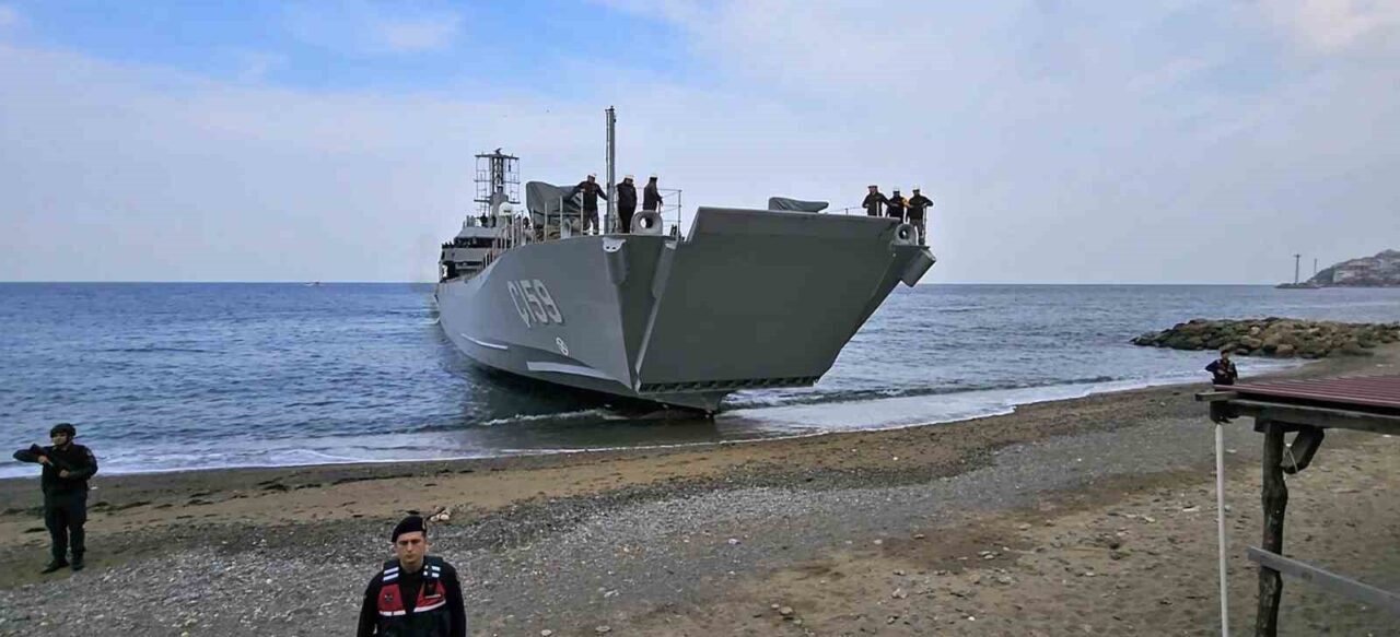 İstanbul'daki Anadolu Tersanesi'nde üretilen Yeni Tip Çıkarma Gemisi Ç-159, Yalova'da