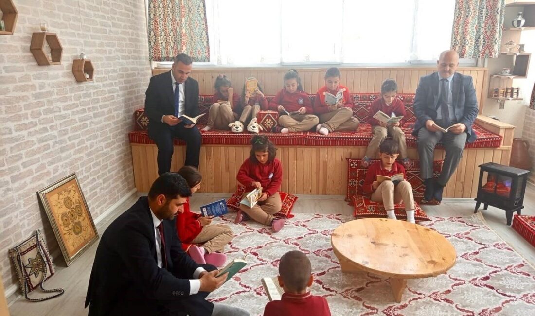 Bayburt’ta Öğrencilerin Okuma Alışkanlığını Geliştirmek İçin Etkinlik Düzenlendi Bayburt'un Aydıntepe ilçesindeki Şehit Oktay Altuntaş İlkokulu, öğrencilerin okuma alışkanlığını