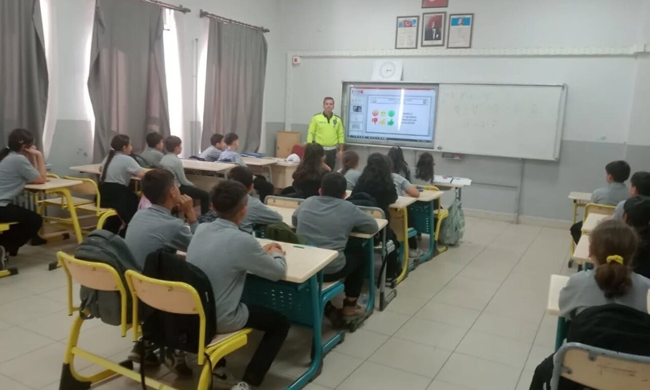 Aydın Yenipazar'da İlçe Emniyet Amirliği, Yenipazar Merkez Ortaokulu'nda öğrencilere trafik