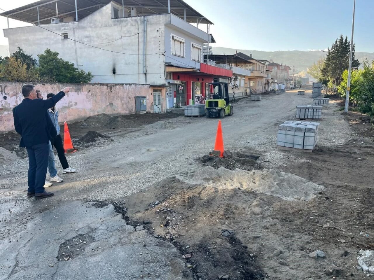 Yenipazar Belediyesi, yol ve kaldırım onarımlarına hız kesmeden devam ediyor.