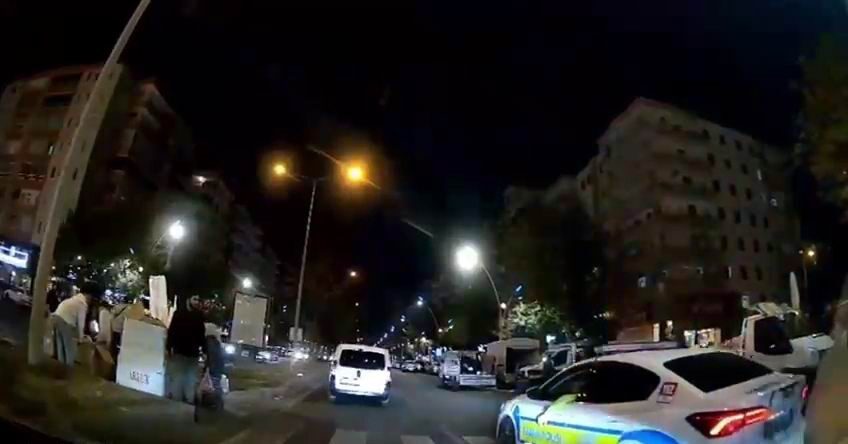 Diyarbakır’da Küçük Çocuğu Hastaneye Ulaştıran Aileye Trafik Polisi Yardım Etti Diyarbakır'da evde düşen küçük çocuğu hastaneye yetiştirmeye çalışan ailenin imdadına