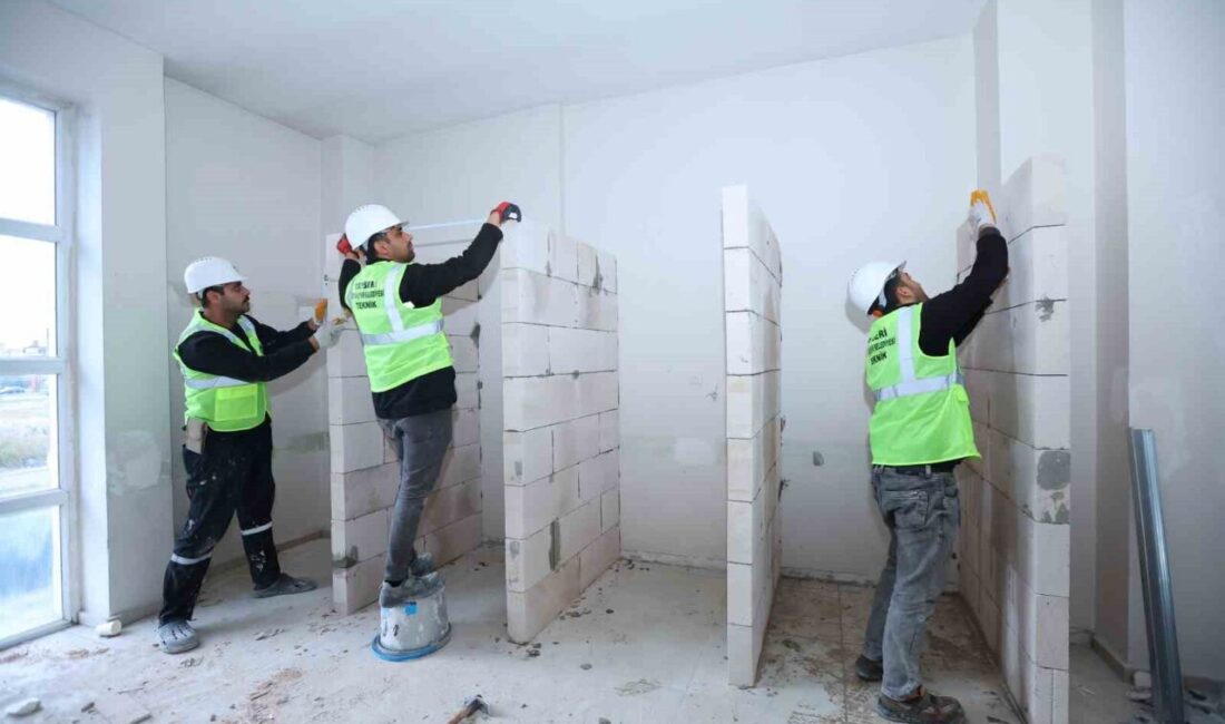 Kayseri Büyükşehir Belediyesi, KAYMEK Yeşil Mahalle Sosyal Tesisleri’nde yenileme ve onarım faaliyetleri sürdürüyor. Kayseri Büyükşehir Belediyesi, Dr. Memduh Büyükkılıç yönetiminde KAYMEK Yeşil Mahalle