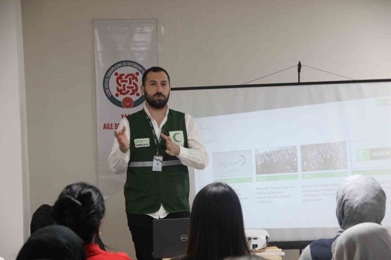 Yeşilay Şırnak Şubesi, Cizre'de gerçekleştirdiği seminerlerde bağımlılıkla mücadele konusunda halkı