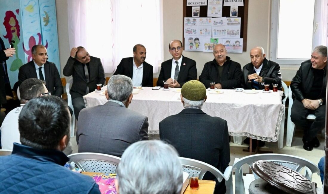 Yeşilyurt Belediye Başkanı Prof. Dr. İlhan Geçit, Mahmutlu Mahallesi'nde yapılan