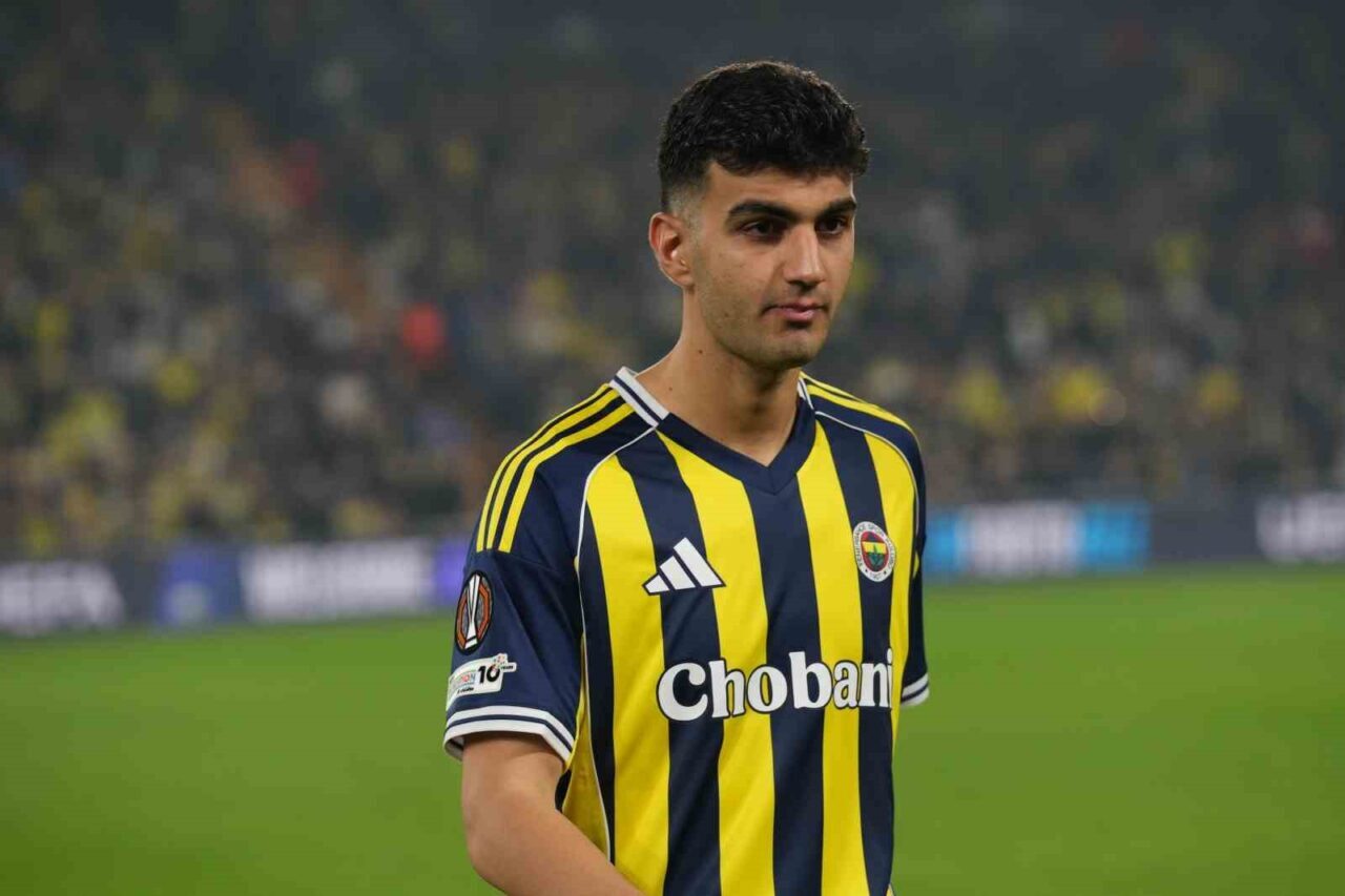 Fenerbahçe'nin genç stoperi Yiğit Efe Demir, Ferencvaros ile oynanan UEFA