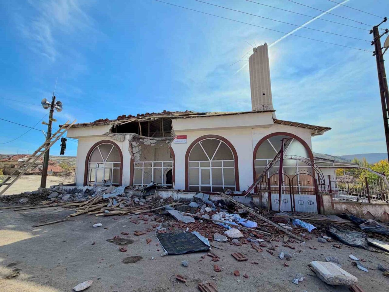 Sincan Belediye Başkanı Murat Ercan, şiddetli fırtınanın neden olduğu yıkım