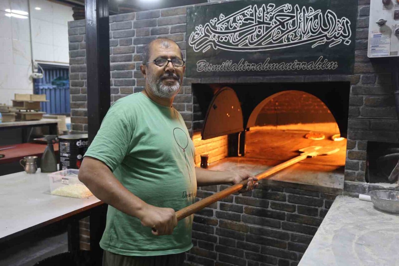 Hatay'da Erol Gezginci, fırında lavaş pişirirken 3.9 büyüklüğündeki depremle karşılaştı.