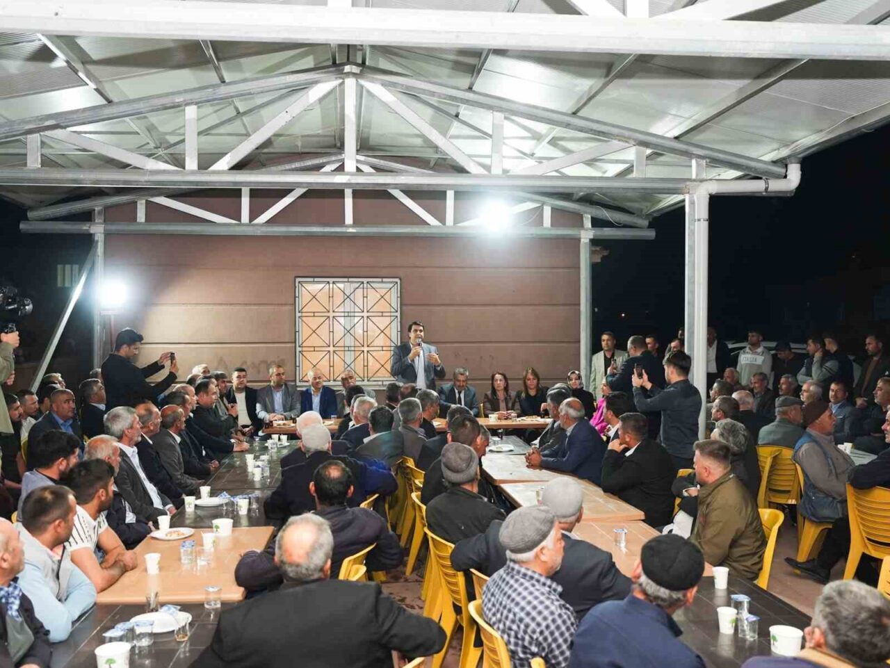 Şehitkamil Belediye Başkanı Umut Yılmaz, Kızıkhamurkesen Mahallesi'nde düzenlenen halk buluşmasında