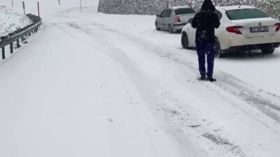 Erzurum'un Palandöken geçidinde etkili olan kar yağışı, sürücüleri zor durumda