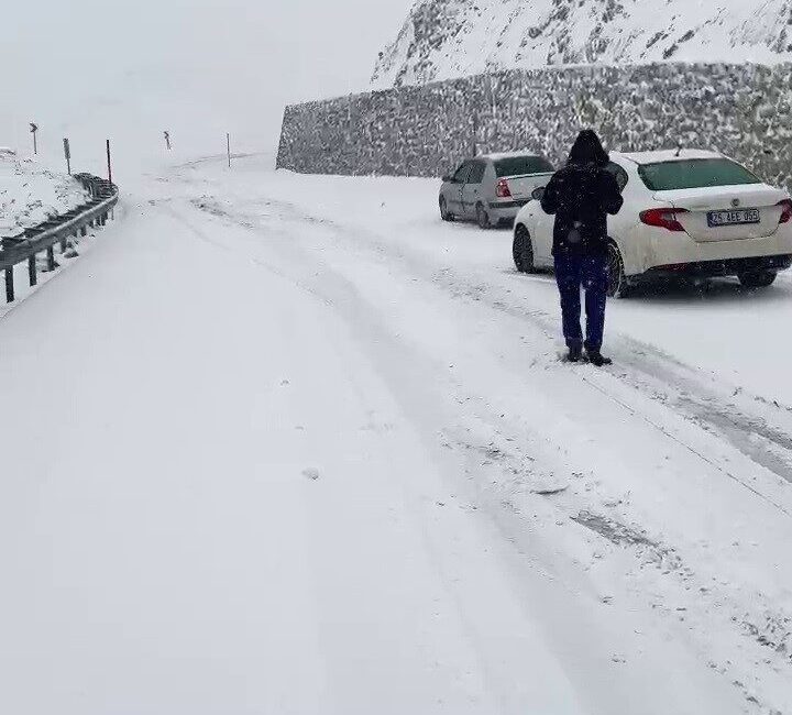 Palandöken Geçidi’nde Yoğun Kar Yağışı Sürücülere Zorluklar Getirdi Erzurum'un Palandöken geçidinde etkili olan kar yağışı, sürücüleri zor durumda