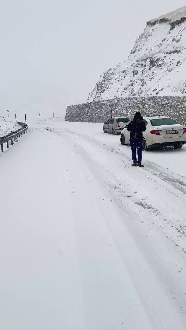Erzurum'un Palandöken geçidinde etkili olan kar yağışı, sürücüleri zor durumda