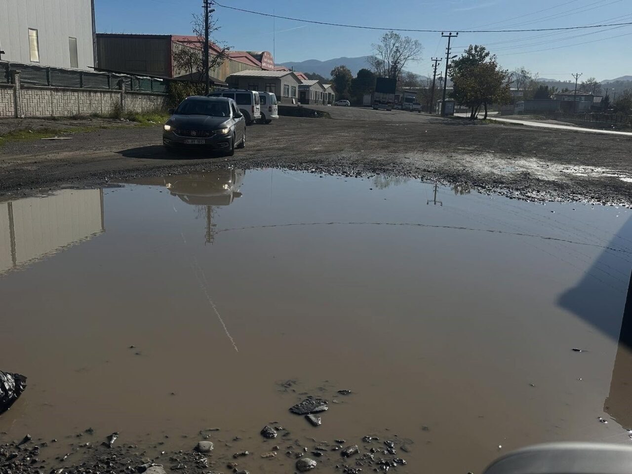 Alaplı'daki Kapalı Pazar yerinin yolu, yağmur sonrası suyla doluyor. Pazara