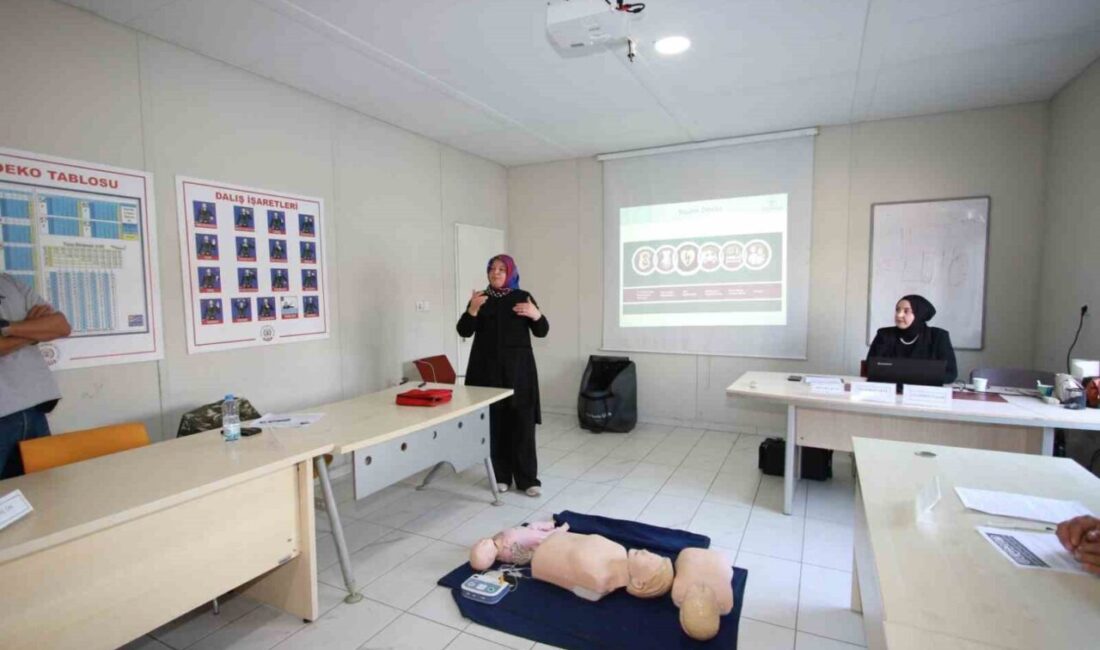 Kocaeli Büyükşehir Belediyesi, Yol ve Bakım Dairesi personeline 16 saatlik temel ilk yardım eğitimi vererek acil durum müdahale kapasitesini güçlendirdi. Kocaeli Büyükşehir Belediyesi, acil durumlara hazırlığı artırmak için Yol ve