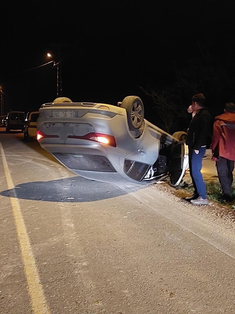 Kaynarca’da Yola Dökülen Kuma Çağrı İhtiyacı Duymadan Takla Atan Araçta Maddi Hasar Meydana Geldi