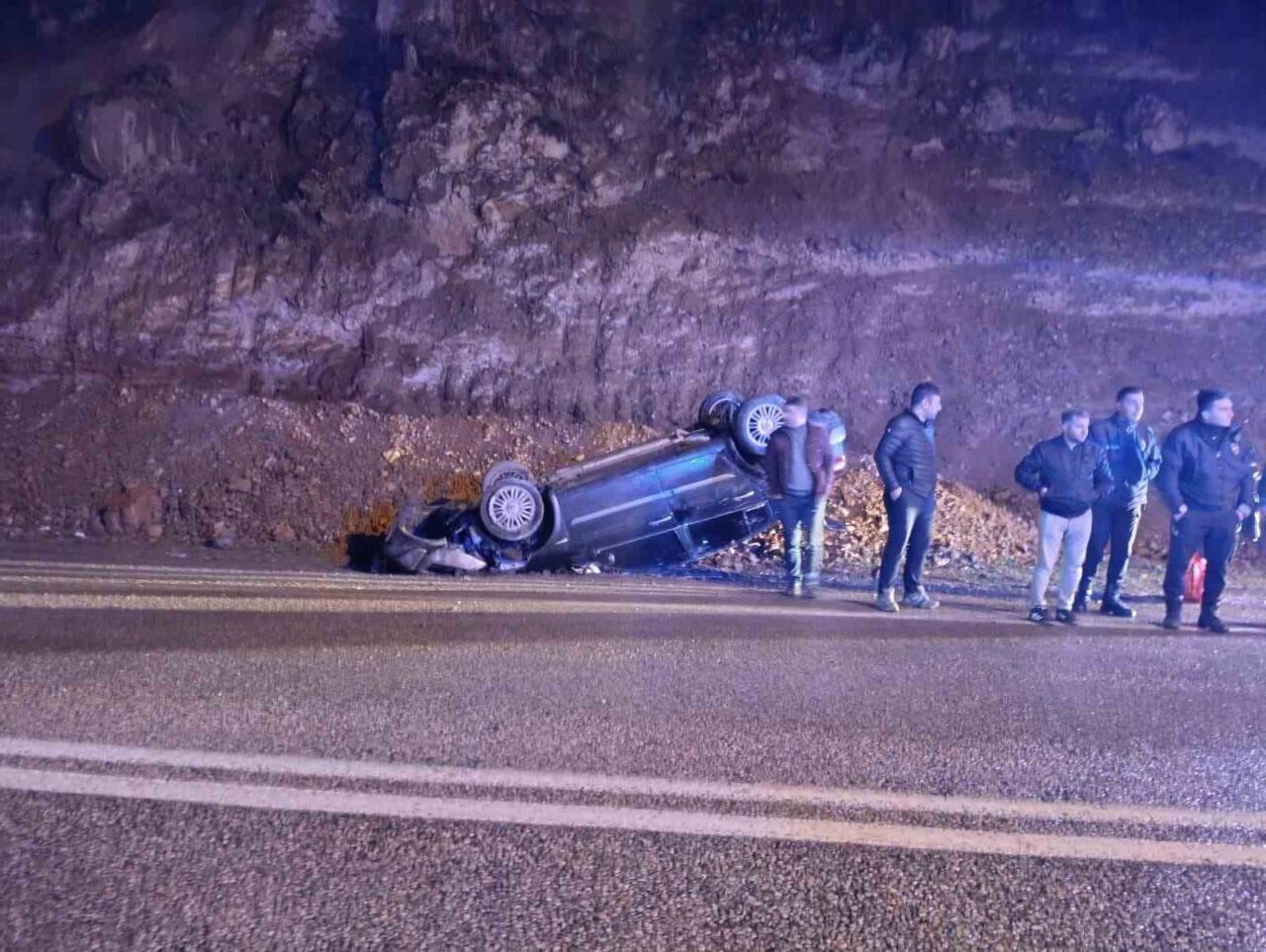 Gümüşhane-Trabzon yolunda kayalara çarpmamak için manevra yapan Ali Ç. yönetimindeki