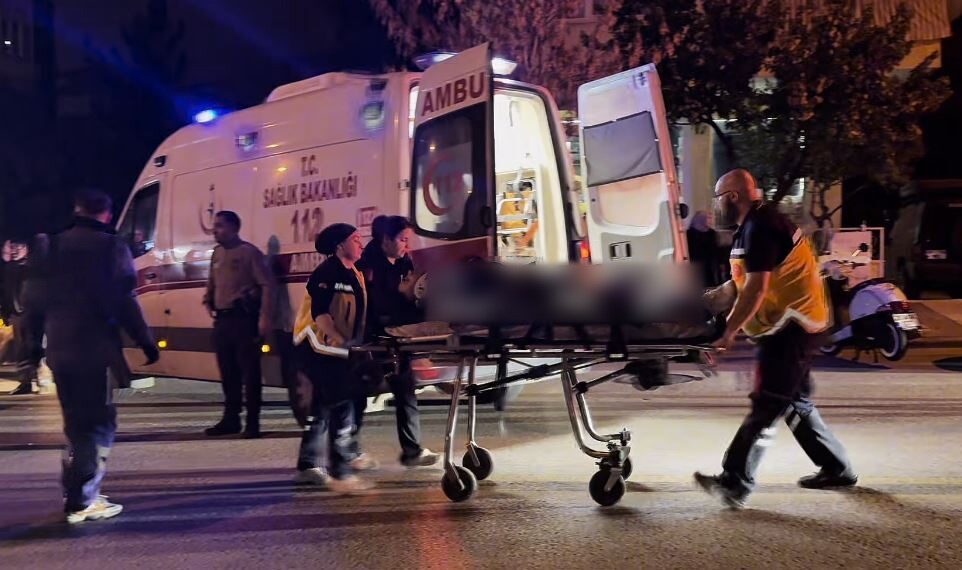 Denizli Merkezefendi'de bir otomobilin kontrolsüz çıkışı sonucu motosikletle çarpışması sonucu