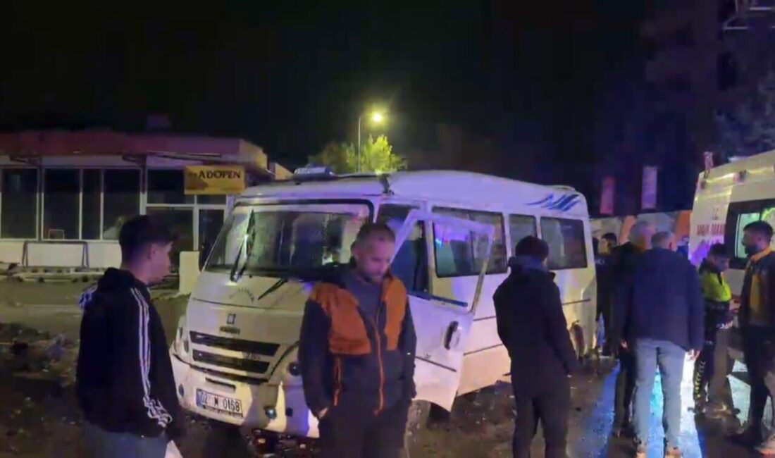 Adıyaman’da Minibüs ile Cip Arasında Meydana Gelen Trafik Kazasında Üç Kişi Yaralandı Adıyaman Cumhuriyet Mahallesi'nde cip ile yolcu minibüsünün çarpışması sonucu Mahmut