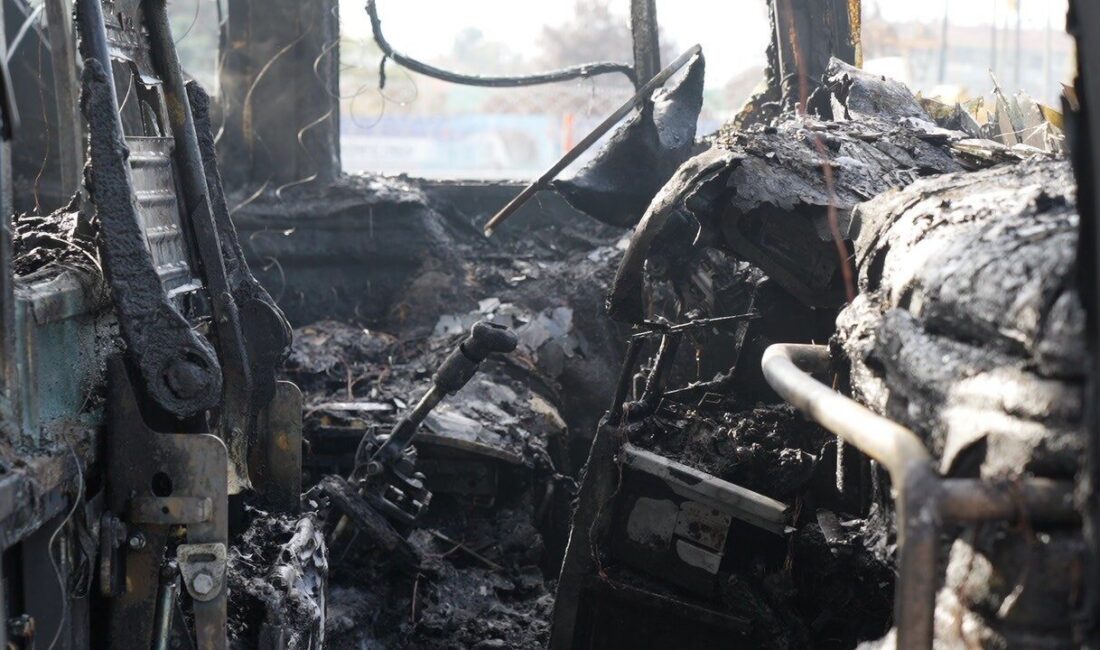 Kocaeli D-100 Karayolu’nda Yangına Neden Olan Otobüs Kullanılamaz Hale Geldi Kocaeli’nin D-100 kara yolu Kuruçeşme mevkisinde park halindeki 42 BDB