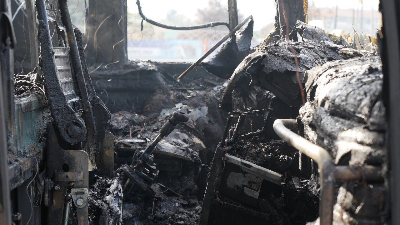 Kocaeli D-100 Karayolu’nda Yangına Neden Olan Otobüs Kullanılamaz Hale Geldi