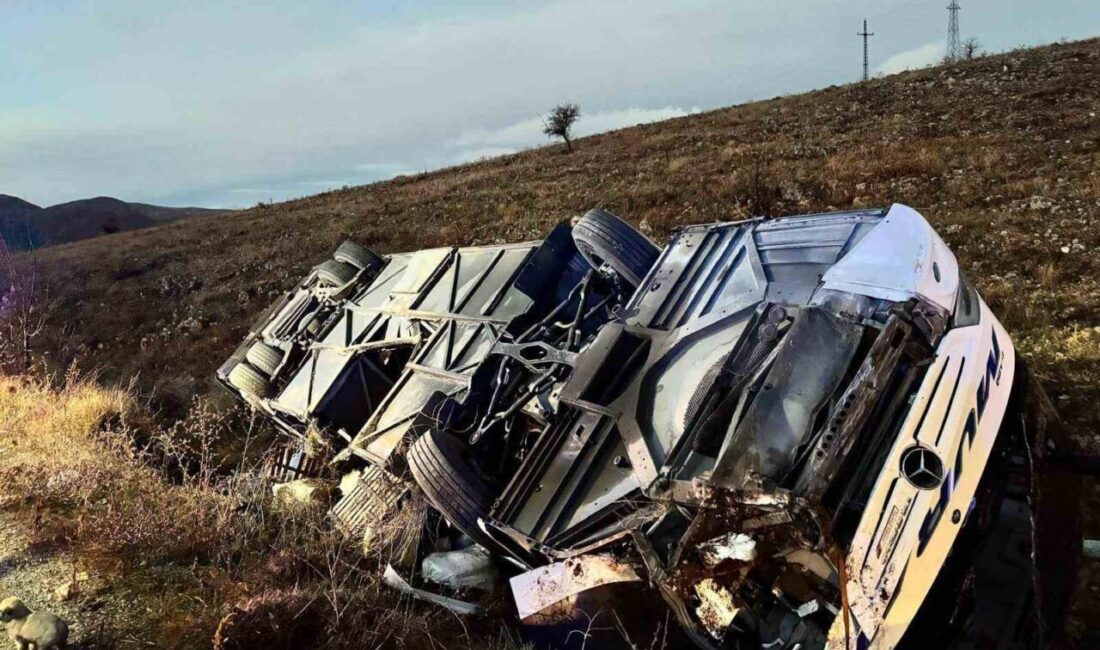 Afyonkarahisar’da yolcu otobüsünün devrilmesi sonucu iki kişi yaşamını yitirdi, 21 kişi yaralandı. Afyonkarahisar'ın Dinar ilçesine bağlı Tatarlı beldesinde, Elazığ Murat Turizm'e ait